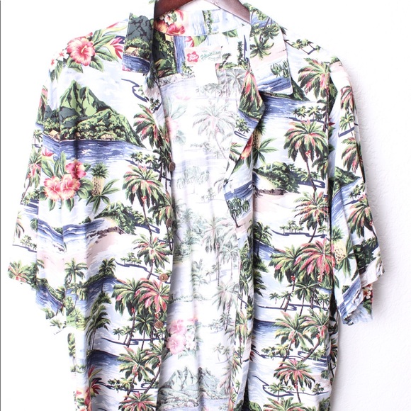 Hilo Hattie “The Hawaiian Original” Button-Up - Picture 2 of 3